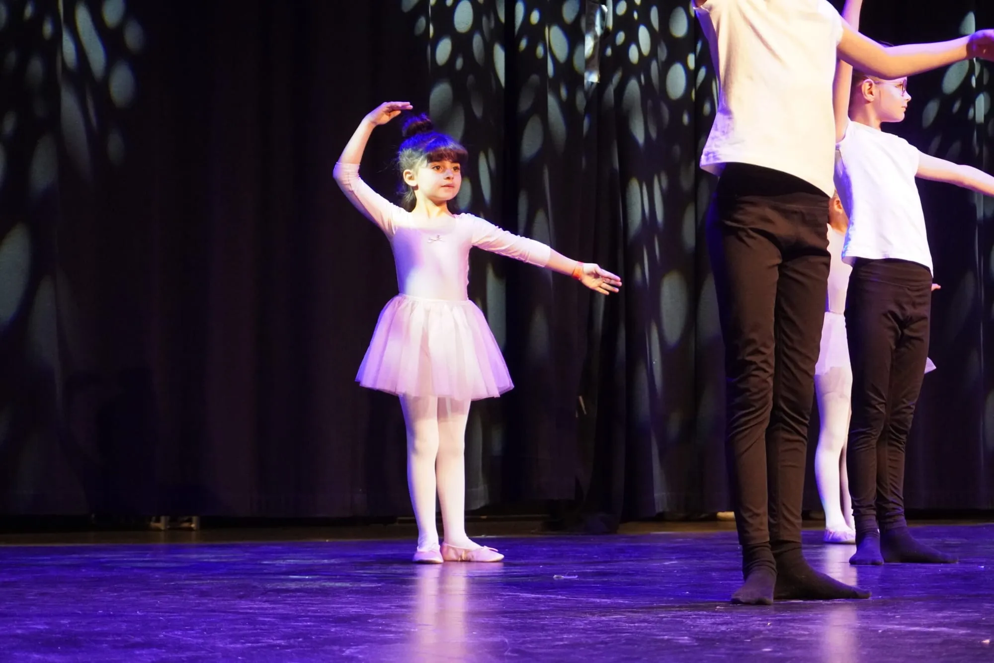 Dansare från Wilson Dance Factory på scen